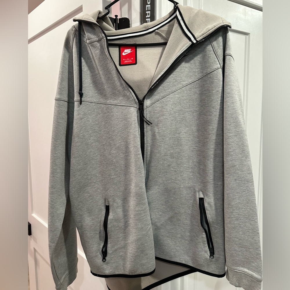 Men’s Nike tech